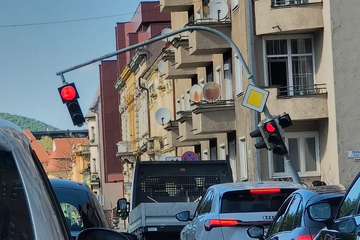 Na košickej križovatke spadol na cestu semafor, zablokoval premávku