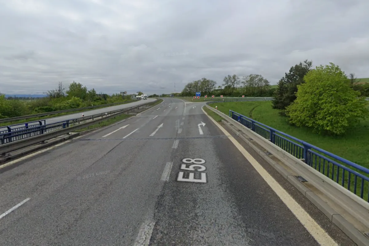 Kolónam pred Perešom je nachvíľku koniec, cestu dokončili. Obmedzenia teraz začnú o pár metrov ďalej