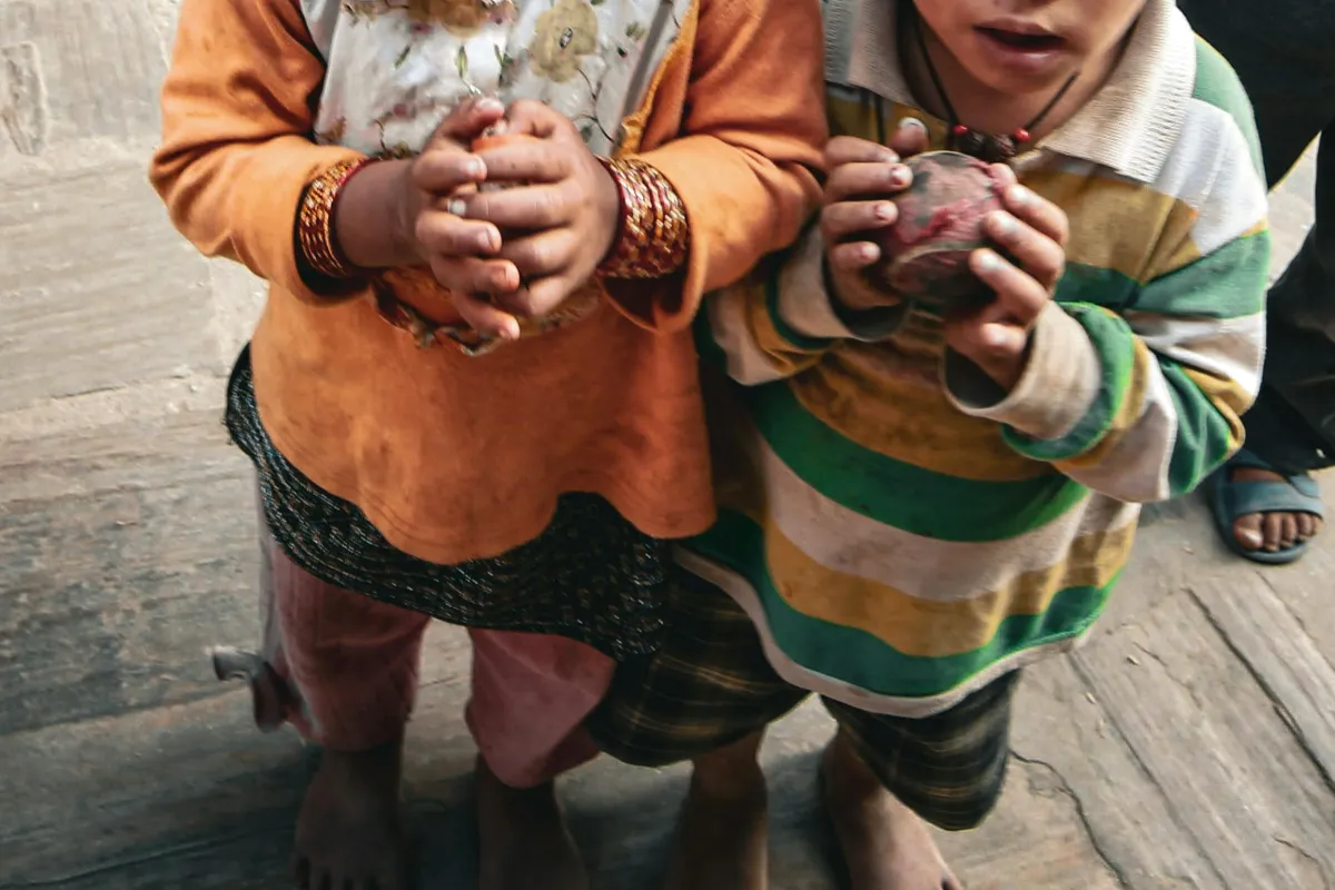 Matka s druhom nútili malinké deti žobrať v uliciach Trebišova, trestali ich bitkou a vyhadzovaním z domu