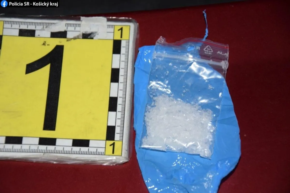 V Sečovciach stopli policajti vodiča, nesvietilo mu svetlo. To bol však jeho najmenší problém, za toto si určite posedí