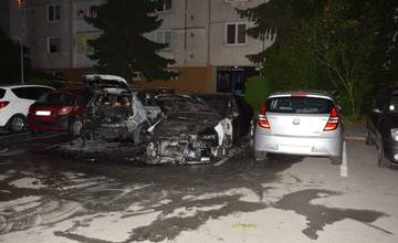 Polícia vyšetruje požiar Audi v Michalovciach, ktorý poškodil aj ďalšie 3 autá