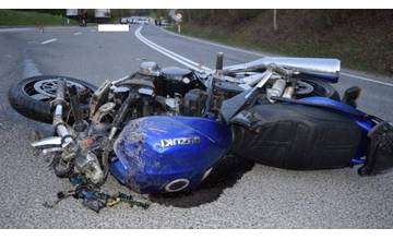 Motocyklista narazil do zvodidiel, zraneniam na mieste podľahol