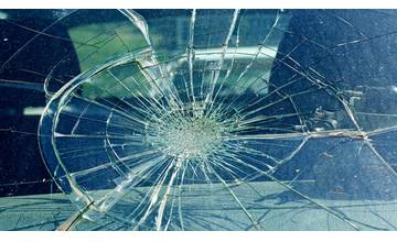 11-ročný chlapec hádzal kamene do idúcich vozidiel, policajti ho zadržali priamo pri čine