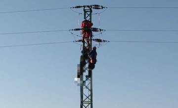 Na Luníku IX došlo v noci nešťastiu, 20-ročný mladík zhorel na vedení vysokého napätia