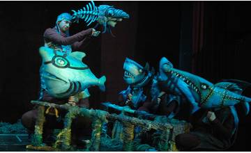 Bábková hra Podmorská rozprávka je napísaná ako moderné dielo pre súčasných divákov