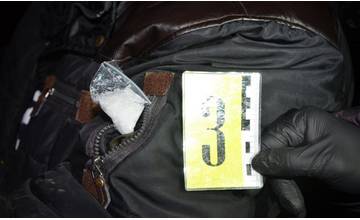 Drogová razia v okrese Trebišov, polícia zadržala niekoľkokrát trestaných drogových dílerov