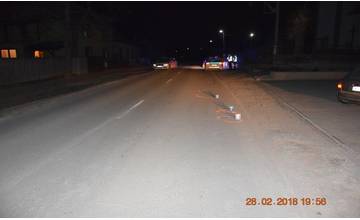 V obci Veľká Ida vodič BMW zachytil dôchodcu spätným zrkadlom, zo zranení sa bude liečiť 42 dní