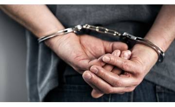 Polícia obvinila dvoch 17-ročných mladíkov z lúpeže, v parku pri železničnej stanici prepadli ženu