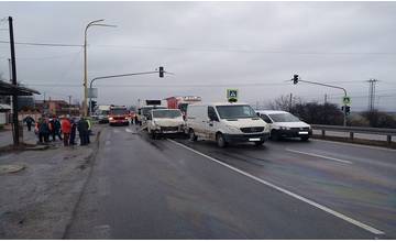 Na rýchlostnej ceste pri Pereši sa ťažko zranili dve osoby, vodičov pritlačilo nákladné auto