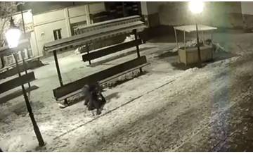 Hľadaného Košičana, ktorý brutálne zbil mladíka polícia vypátrala a zadržala, stíhaný je väzobne