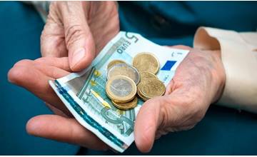 Žena a dvaja muži opakovane od dôchodcu žiadali peniaze, ten im zo strachu dal 1 400 eur