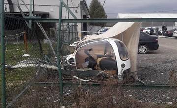 Na letisku v Spišskej Novej Vsi spadol vrtuľník aj s posádkou, pri páde sa zranili dvaja ľudia