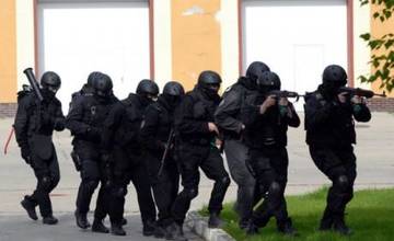Kukláči z Pohotovostného policajného útvaru v Košiciach zachránili ženu, ktorá odpadla na ceste