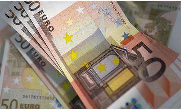 Vo Veľkých Kapušanoch zaplatili falošnou 50 eurovou bankovkou z hračkárstva, čelia obvineniu