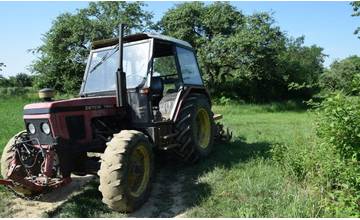 Mladík z okresu Sobrance sa nadránom povozil na cudzom traktore, odstavil ho na poli a odišiel