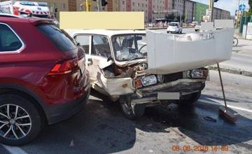 Na križovatke ulíc Južná trieda a Jantárová sa zrazili dve autá, vodiči áut sa ťažko zranili