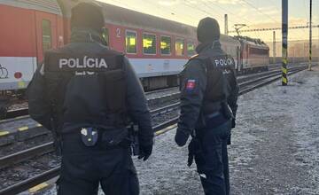 Železniční policajti v Kysaku zachránili muža, ktorému vo vlaku zlyhalo srdce