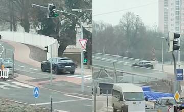 VIDEO: S autom vošla na pešiu lávku medzi chodcov. Zastavili ju až michalovskí policajti
