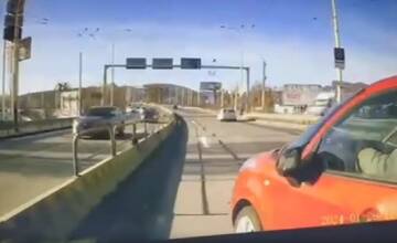 VIDEO: Nehoda autobusu v Košiciach. Vodič sa nestihol zaradiť, skončil preto na streche