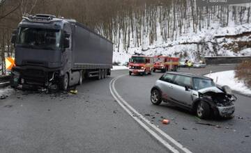 Pri Košiciach sa zrazil kamión s osobným autom, jeden z vodičov je ťažko zranený