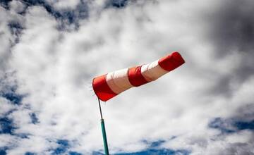 Slovensko zasiahne mimoriadne silný vietor, ktorý môže spôsobiť materiálne škody