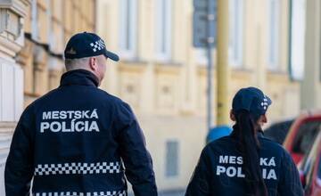 Mestskí policajti odhalili v Košiciach muža podozrivého z krádeže. V taške mal náradie aj voňavky