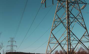 Pri Rožňave zasiahlo muža 22-tisíc voltov. Pod vplyvom drog vyliezol na elektrický stĺp 