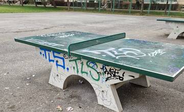 Z pingpongového stola si vandali spravili omaľovánku. Košická mamička sa so synčekom pustila do brigády