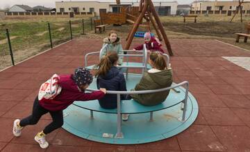 FOTO: Nové inkluzívne ihrisko v Krásnej prinesie radosť všetkým deťom bez rozdielu