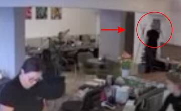 VIDEO: Krádež obrazu košickým dekanom umení zachytili kamery. Z jeho vysvetlenia sú majitelia kaviarne zhrození