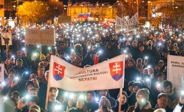 Hlavná ulica v Košiciach dnes bude plná protestujúcich. Niektorí si zakryjú oči oranžovou šatkou