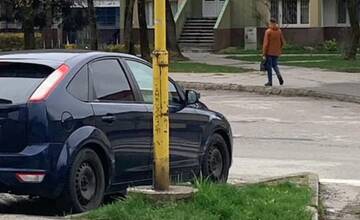 Na košickom sídlisku niekto rozbíja okná na autách a kradne puklice