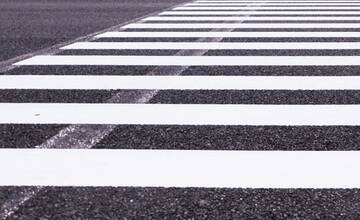 V Košiciach mal taxík naraziť do matky s dcérou na priechode. Vodič z miesta ušiel