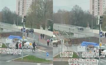 VIDEO: Ďalšieho vodiča, ktorý si v Michalovciach skrátil cestu cez pešiu lávku, už rieši polícia