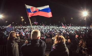 VIDEO: Korčok pozýva Košičanov na stretnutie pri Dolnej bráne. V Bratislave ho počúvali tisícky 