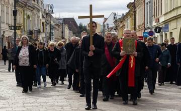 FOTO: Pašiového sprievodu v Košiciach sa zúčastnili stovky veriacich. Ulicami sa ozývali duchovné posolstvá i piesne