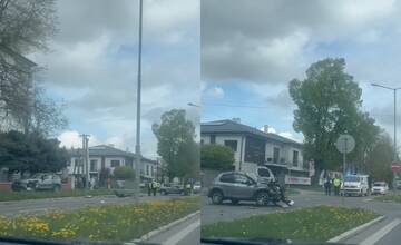 VIDEO: V blízkosti strednej školy v Michalovciach došlo k dopravnej nehode. Dopravu riadi polícia