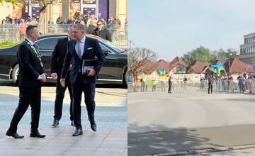 VIDEO: Vládu čakalo v Michalovciach nemilé privítanie. Demonštranti s ukrajinskými vlajkami po ministroch pokrikovali
