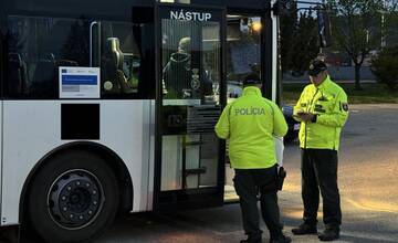 FOTO: Policajti si skoro ráno posvietili na vodičov autobusov aj električiek v celom Košickom kraji, niektorí nafúkali