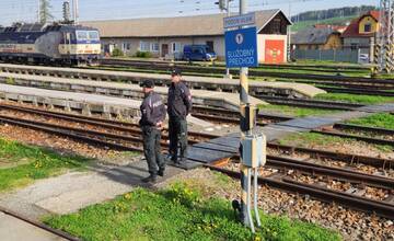 FOTO: Niektorí si cestu po železnici skracujú cez koľaje. Košická polícia kontrolovala cestujúcich aj zamestnancov