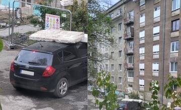 FOTO DŇA: Schovaný, neschovaný, idem! Na aute na Skautskej ulici skončil stavebný materiál