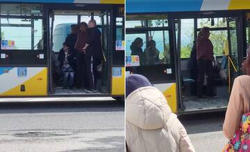 Pri Pereši sa zrazil nákladiak s autobusom. Cestujúcich ratovali, vodič nákladného auta ušiel