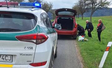 Zasahujú na cestách, aj mimo nich. Spišskonovoveskí policajti pomohli staršiemu páru s opravou defektu
