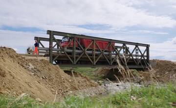 VIDEO: Vodiči, máte zelenú. Medzi Mokrancami a Buzicou už stojí provizórny most