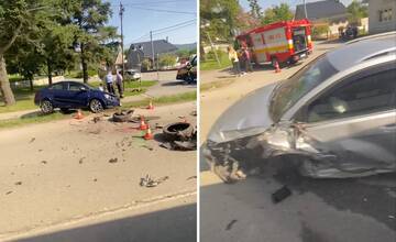 VIDEO: Čelná zrážka v Slanci si vyžiadala niekoľko zranených. Po ceste boli roztrúsené časti áut