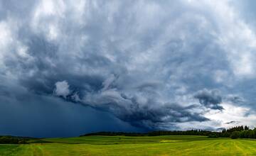 V troch okresoch Košického kraja hlásia búrky s krúpami. Nárazový vietor a povodne môžu napáchať škody