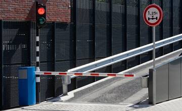 Nové EČV spôsobujú vrásky niektorým vodičom. Kamerový systém ich nechce nasnímať, na parkoviskách majú problém