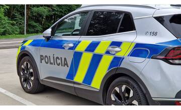 Vážna dopravná nehoda v Smižanoch. Skúter skončil v štyroch osobákoch, cesta je neprejazdná