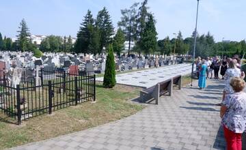 FOTO: Nedostatok hrobových miest dotlačil mesto k riešeniu. V Trebišove vyrástol urnový háj a lapidárium