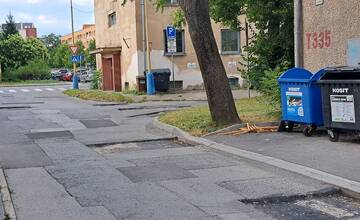 Mesto opravuje cestu na Šoltésovej ulici. Stále len záplaty, kritizujú obyvatelia podľa nich ďalšie dočasné riešenie
